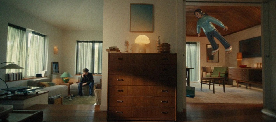 Confused.com Campaign from Leo Burnett uses ballooning bodies to show insurance relief